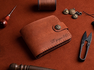 Виготовлений вручну шкіряний кишеньковий гаманець на кнопці вміщає 6 відділів для карток