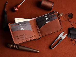 Виготовлений вручну шкіряний кишеньковий гаманець на кнопці вміщає 6 відділів для карток