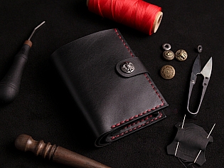 Виготовлений вручну шкіряний гаманець на кнопці з прозорим відділом для документів, карток та монет