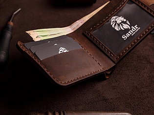 Гаманець з прозорим відділом для ID документу, три карти та зовнішня кишеня для монет 