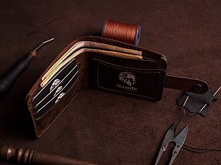 Гаманець з прозорим відділом для ID документу, три карти та зовнішня кишеня для монет 