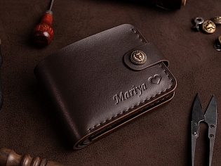 Компактний шкіряний чоловічий гаманець пошитий вручну поміщає 6 відділів для карток та 2 таємних