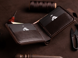 Компактний шкіряний чоловічий гаманець пошитий вручну поміщає 6 відділів для карток та 2 таємних