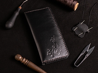 Шкіряний гаманець на рівну купюру вміщає 2 відділи для купюр та 10 для карток