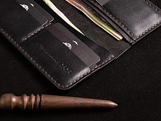 Шкіряний гаманець на рівну купюру вміщає 2 відділи для купюр та 10 для карток