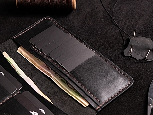 Шкіряний гаманець на рівну купюру вміщає 2 відділи для купюр та 10 для карток