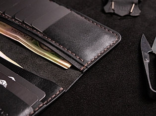 Шкіряний гаманець на рівну купюру вміщає 2 відділи для купюр та 10 для карток