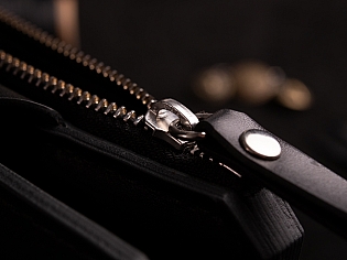 Гаманець шкіряний на рівну купюру дванадцять карток та зовнішній відділ на замочку