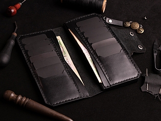 Гаманець шкіряний на рівну купюру дванадцять карток та зовнішній відділ на замочку