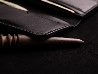 Гаманець шкіряний на рівну купюру дванадцять карток та зовнішній відділ на замочку