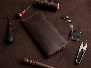 Гаманець на рівну купюру шкіряний вміщає 2 відділи для купюр, 10 карток та кишеню для монет на замочку