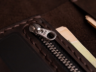 Гаманець на рівну купюру шкіряний вміщає 2 відділи для купюр, 10 карток та кишеню для монет на замочку