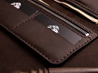 Гаманець на рівну купюру шкіряний вміщає 2 відділи для купюр, 10 карток та кишеню для монет на замочку