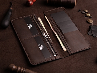 Гаманець на рівну купюру шкіряний вміщає 2 відділи для купюр, 10 карток та кишеню для монет на замочку