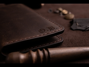 Гаманець на рівну купюру шкіряний вміщає 2 відділи для купюр, 10 карток та кишеню для монет на замочку