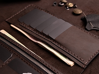 Гаманець на рівну купюру шкіряний вміщає 2 відділи для купюр, 10 карток та кишеню для монет на замочку