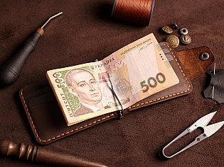 Компактний затиск для купюр пошитий з натуральної шкіри вміщає 7 відділів для карток на кнопці