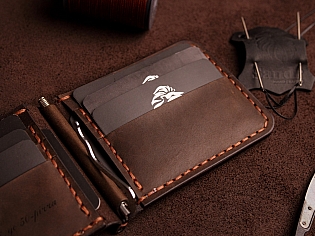 Шкіряний затиск для купюр пошитий з натуральної шкіри вміщає 7 відділів для карток та 2 таємних