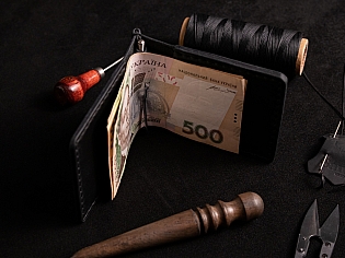 Компактний шкіряний кишеньковий затиск для купюр з двома відділами для карток пошитий вручну