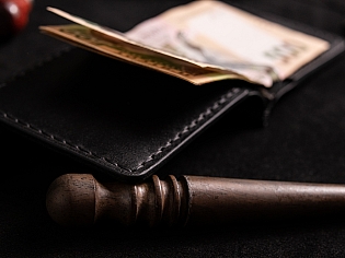 Компактний шкіряний кишеньковий затиск для купюр з двома відділами для карток пошитий вручну