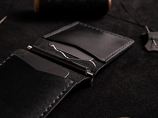 Компактний шкіряний кишеньковий затиск для купюр з двома відділами для карток пошитий вручну