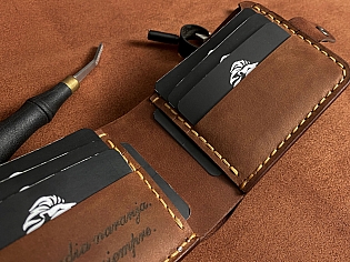 Шкіряний гаманець кишеньковий пошитий вручну вміщає 2 таємних та 6 відділів для карток защіпка кнопка