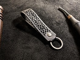 Шкіряний брелок з вирізаним орнаментом