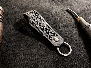 Шкіряний брелок з вирізаним орнаментом