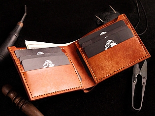 Шкіряний гаманець із тисненням орнаменту