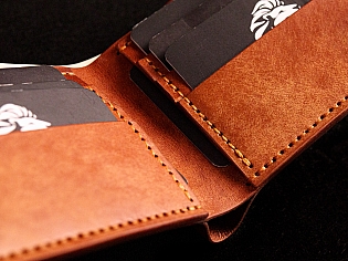 Шкіряний гаманець із тисненням орнаменту