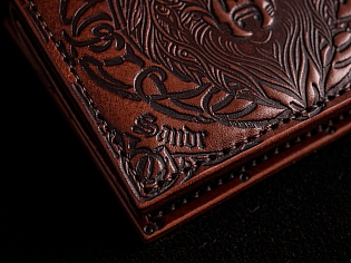 Шкіряний гаманець з тисненнями вікінга на лицевій стороні, вовка на тильній та кожна деталь виробу всередині з тисненням кельтської орнаментики