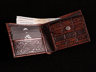 Шкіряний гаманець з тисненнями вікінга на лицевій стороні, вовка на тильній та кожна деталь виробу всередині з тисненням кельтської орнаментики