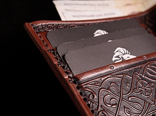 Шкіряний гаманець з тисненнями вікінга на лицевій стороні, вовка на тильній та кожна деталь виробу всередині з тисненням кельтської орнаментики