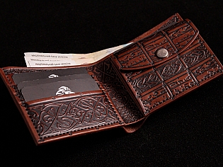 Шкіряний гаманець з тисненнями вікінга на лицевій стороні, вовка на тильній та кожна деталь виробу всередині з тисненням кельтської орнаментики