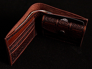 Шкіряний гаманець з тисненнями вікінга на лицевій стороні, вовка на тильній та кожна деталь виробу всередині з тисненням кельтської орнаментики