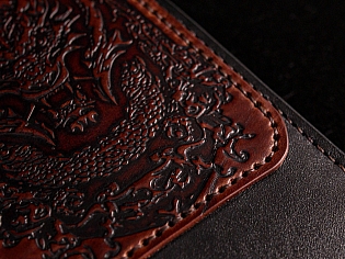 Шкіряний гаманець на рівну купюру з нашивкою на якій тиснення дракона