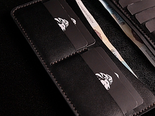 Шкіряний гаманець на рівну купюру з нашивкою на якій тиснення дракона