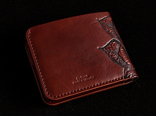 Шкіряний жіночий гаманець з тисненням квітки на передній частині виробу