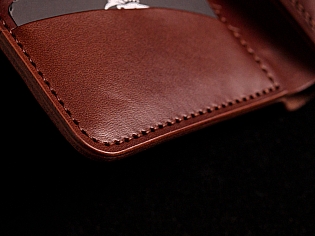 Шкіряний жіночий гаманець з тисненням квітки на передній частині виробу