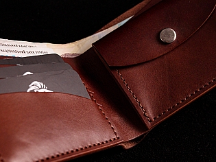 Шкіряний жіночий гаманець з тисненням квітки на передній частині виробу