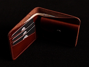 Шкіряний жіночий гаманець з тисненням квітки на передній частині виробу