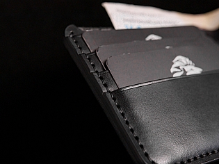 Чоловічий шкіряний гаманець із тиснення на всю лицеву "Вікінг повертається з походу" з відділом для карток та монет