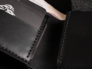 Чоловічий шкіряний гаманець із тиснення на всю лицеву "Вікінг повертається з походу" з відділом для карток та монет