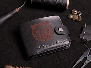 Шкіряний гаманець вміщає 6 відділів для карт, пошитий вручну з преміальних матеріалів