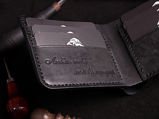 Шкіряний гаманець вміщає 6 відділів для карт, пошитий вручну з преміальних матеріалів