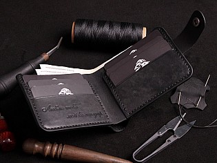 Шкіряний гаманець вміщає 6 відділів для карт, пошитий вручну з преміальних матеріалів