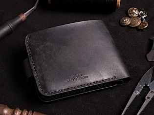 Шкіряний гаманець вміщає 6 відділів для карт, пошитий вручну з преміальних матеріалів