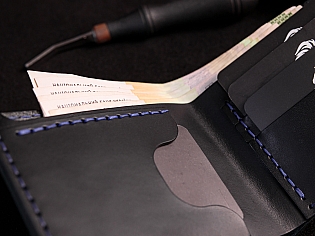 Шкіряний чоловічий гаманець з чотирма відділами для карт та зовнішній відділ для монет на замочку