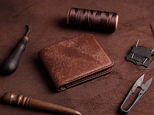 Шкіряний гаманець з прозорим відділом для ID паспорта або водійського посвідчення, три карти та дві таємні кишені