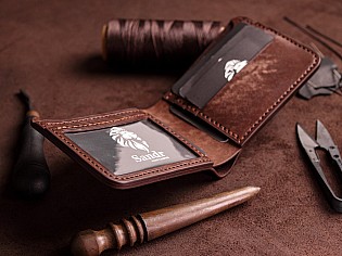 Шкіряний гаманець з прозорим відділом для ID паспорта або водійського посвідчення, три карти та дві таємні кишені